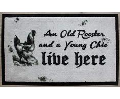 La Finesse DM531 Decorativo Coir Alfombra de Puerta de Entrada, An Old Rooster & Young Chic Live Here, 75 cm x 45 cm