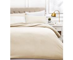 AmazonBasics - Juego de ropa de cama con funda nórdica de microfibra y 2 fundas de almohada - 230 x 220 cm, crema