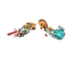 Disney Pixar Cars Conjunto de Juego Race & Go - Caja con 20+ Accesorios & Cars Derrapes en Radiador Springs Set de Pistas de Coches de Juguete, Incluye Mini vehículo Mcqueen (Mattel GTK92)