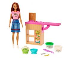 Barbie cocinera de fideos, set con muñeca morena y accesorios de cocina (GHK44)