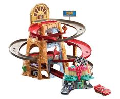 Cars Carrera de Radiador Springs en la montaña Pista para coches de juguete, incluye 2 coches personajes de la película (Mattel HHL84)