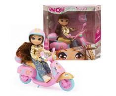 Unique Eyes - Sophia Fun Ride, muñeca Fashion de Pelo Largo, te Sigue con los Ojos, y Moto Scooter Rosa con Maletero Que se Abre y Muchos Accesorios, Casco y Pegatinas para Decorar, Famosa (MYM11300)