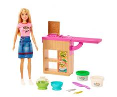 Barbie Restaurante japonés de juguete Noodle Bar, muñeca rubia, mesa de trabajo y accesorios (Mattel GHK43)