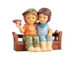 Goebel 11741402 Nina y Marco - Figura decorativa, diseño de niños en un banco