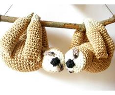 Pareja peluche osos perezosos en una rama con corazón rojo, lindo regalo de ganchillo perezosos