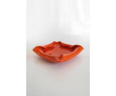 Plato centro de mesa de barro rojo, hecho a torno alfarero y esculpido a mano despues para dar forma cuadrada. Esmaltado en naranja, esta disponible en varios colores y dos tamaños mas. Firmado y etiquetado por nuestro taller artesano. Medidas 7/26cm.