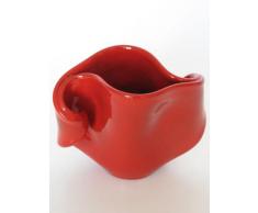 Centro de mesa de barro rojo, hecho a torno alfarero y esculpido a mano despues con forma de ese. Esmaltado en color rojo y disponible en varios colores y tamaños. Firmado y etiquetado por nuestro taller artesano. Medidas 20/23cm.