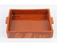 Cazuela de barro rectangular, hecha a mano tradicionalmente. Medidas exteriores con asas 25cm x 36cm Interiores 30cm ancho. 8 cm altura. De muy buena calidad. 3,6 kg Totalmente artesanal