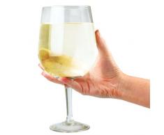 vaso de vino gigante sostiene una botella entera