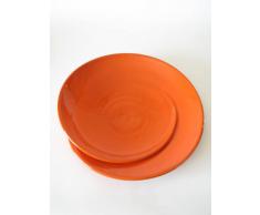 Centro de mesa de barro rojo, hecho a torno alfarero y esculpido a mano despues en forma de caracol abierto, esmaltado en color naranja, disponible en varios colores y otro tamaño. Firmado y etiquetado por nuestro taller artesano. Medidas 40/6cm.