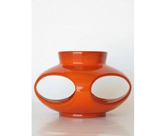 Centro de mesa de barro rojo hecho a torno alfarero y cortado despues a cuatro caras aire. Esmaltado en naranja y disponible en varios colores y un tamaño superior. Firmado y etiquetado por nuestro taller artesano. Medidas 14/20cm.