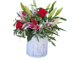 Botanic Dessign-Ramo de flores natural variada ENTREGA 24H DE LUNES A VIERNES con cuatro tallos de rosas rojas y liliums naturales relleno con tallos de eucalipto y olivo