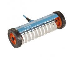 Escarificador con ruedas combisystem de GARDENA: escarificador manual para quitar musgo, maleza y paja, ancho de trabajo 32 cm, robustas ruedas y eje de elevación para facilitar el trabajo (3395-20)