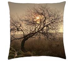 Fantástico árbol en un campo brumoso trenzado - Funda de cojín (18