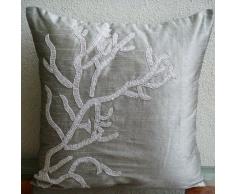 Coral Adornment - Decorativa Funda de Cojin 55 x 55 cm, Square Plata Seda Cuentas Blancas
