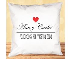 Regalo para parejas personalizable con motivo de una boda o aniversario: cojín con un corazón personalizado con sus nombres y la dedicatoria que tú quieras.