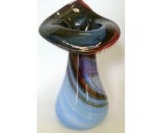 Jarron de cristal coloreado abombado, florero grande de vidrio soplado con la boca en el color azul, beige, blanco de mármol altura circa 25-28 cm diseñado y fabricado por la Oberstdorfer Glashütte