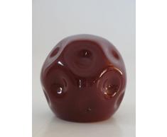 Bola decorativa de barro rojo, hecha a torno alfarero con diseño balon abollado. Esmaltada en granate y disponible en varios colores y tamaños. Firmada y etiquetada por nuestro taller artesano. Medidas 26/23cm.