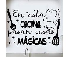 Docliick® Frase Vinilo para cocina o restauranteEN ESTA COCINA PASAN COSAS MÁGICAS Vinilos decorativos vinilo frases motivadoras para paredPegatina de pared. Docliick DC-18018 (60x42cm)