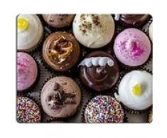 luxlady Caucho Natural Gaming Mousepads mirando hacia abajo sobre Varios Sabores de decorado Cupcakes sentado Plata Plato de imagen ID 27712834