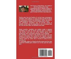 Invisible, con maleta verde e zapatos vermellos