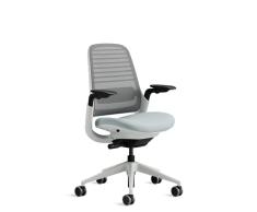 Steelcase Serie 1 Silla de Oficina Ergonómica de Altura Ajustable con Soporte Lumbar y Reposabrazos Ajustables, Respaldo de Malla Gris Transpirable y Tejido de Asiento Azul Claro Cómodo
