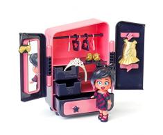 KOOKYLOOS Ava’s Wardrobe – Armario con más de 18 accesorios de moda y muñeca exclusiva con 3 expresiones divertidas, Incluye 2 outfits, accesorios y zapatos, perchas, cajones y 3 stickers
