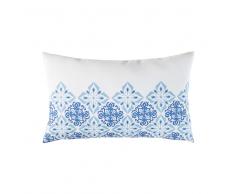 Cojín de exterior blanco con motivos decorativos de baldosas de cemento azules 30x50
